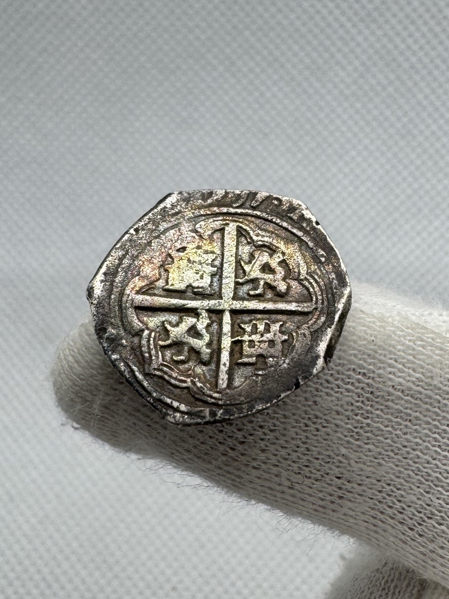 Felipe II (1566-1598). 1 real. 1597. Sevilla. B. Tipo “OMNIVM”. (Cal-275). (Jarabo-Sanahuja-A766). Ag. 3,35g.